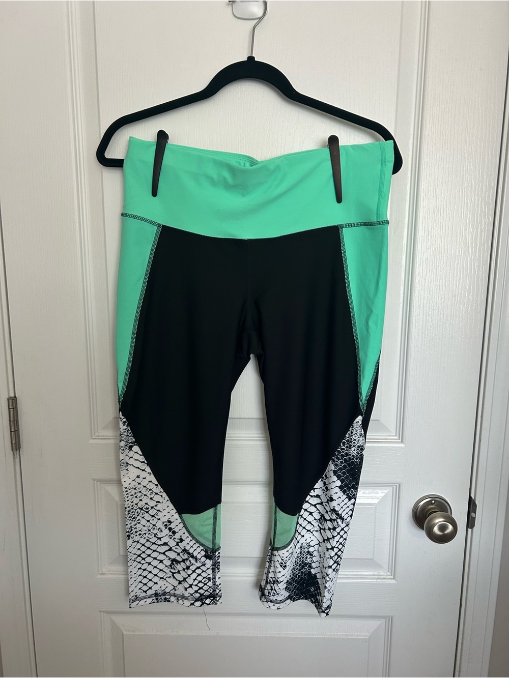 Xersion Mint Green and Black Colorblock Performance Capris